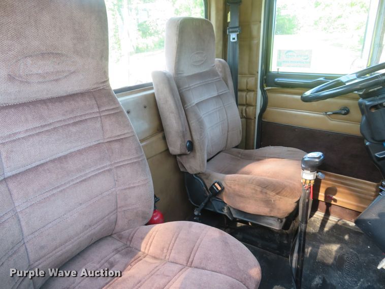 image for item DE8264 2001 Peterbilt 385 semi truck