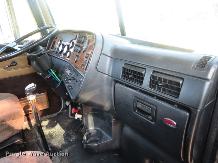 image for item DE8264 2001 Peterbilt 385 semi truck