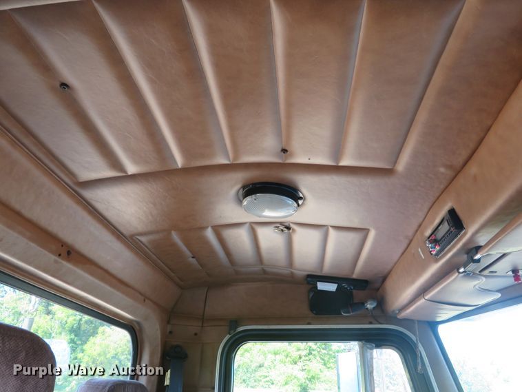 image for item DE8264 2001 Peterbilt 385 semi truck