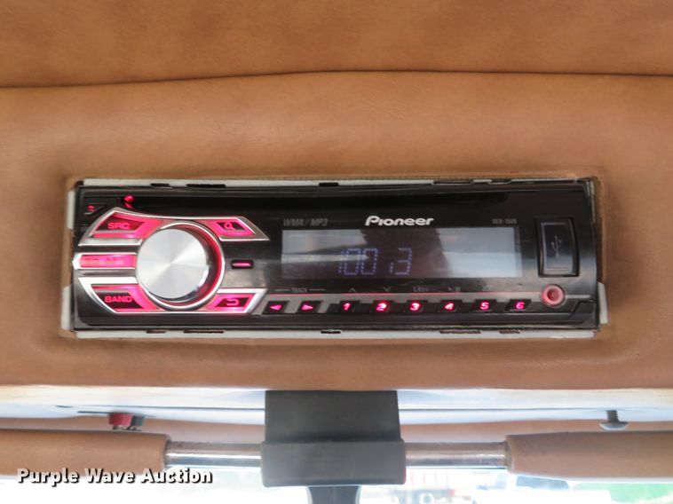 image for item DE8264 2001 Peterbilt 385 semi truck