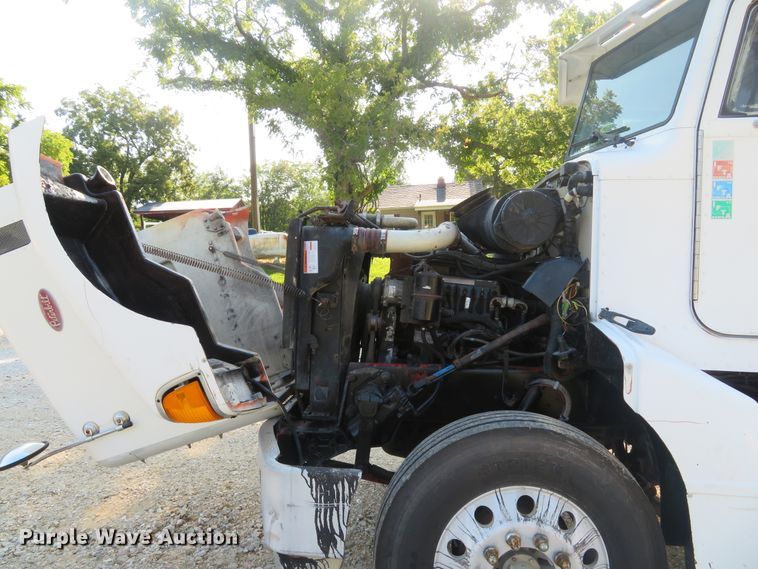 image for item DE8264 2001 Peterbilt 385 semi truck