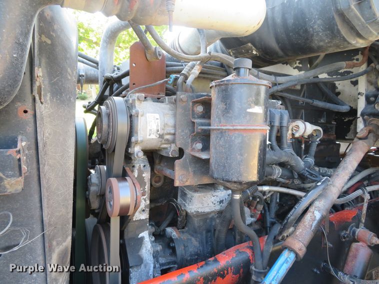 image for item DE8264 2001 Peterbilt 385 semi truck