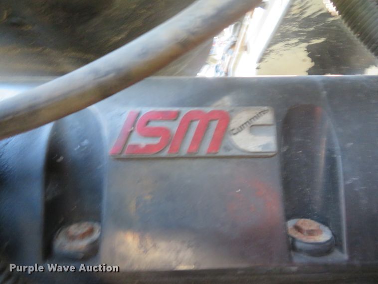 image for item DE8264 2001 Peterbilt 385 semi truck