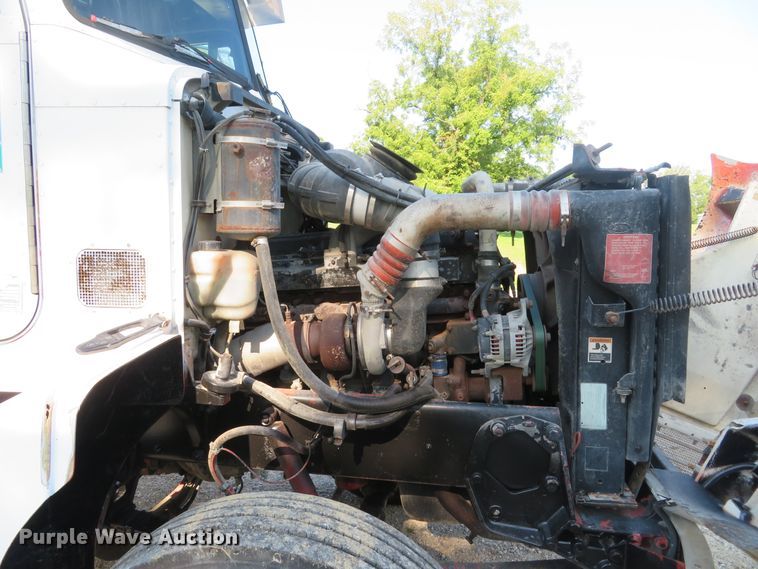 image for item DE8264 2001 Peterbilt 385 semi truck