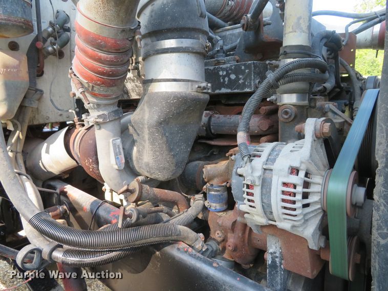 image for item DE8264 2001 Peterbilt 385 semi truck