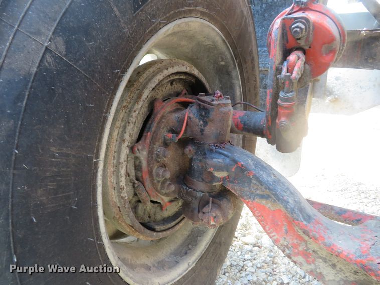 image for item DE8264 2001 Peterbilt 385 semi truck