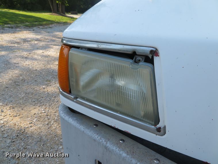 image for item DE8264 2001 Peterbilt 385 semi truck