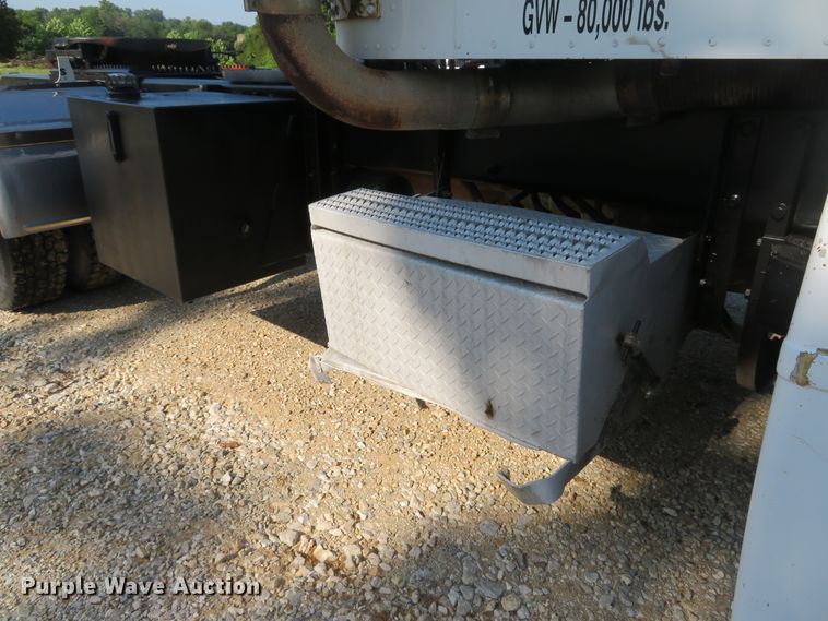 image for item DE8264 2001 Peterbilt 385 semi truck