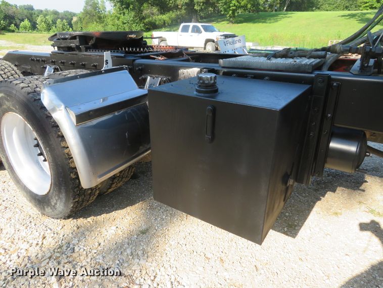 image for item DE8264 2001 Peterbilt 385 semi truck