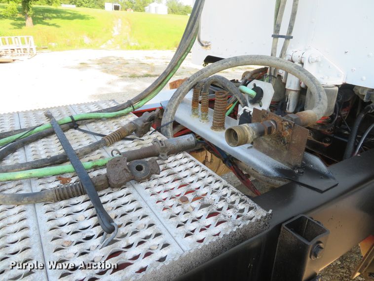 image for item DE8264 2001 Peterbilt 385 semi truck