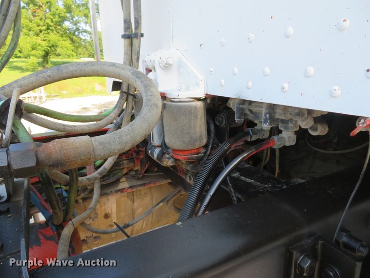 image for item DE8264 2001 Peterbilt 385 semi truck