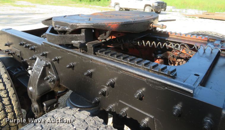 image for item DE8264 2001 Peterbilt 385 semi truck