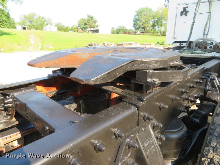 image for item DE8264 2001 Peterbilt 385 semi truck