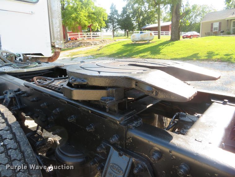 image for item DE8264 2001 Peterbilt 385 semi truck