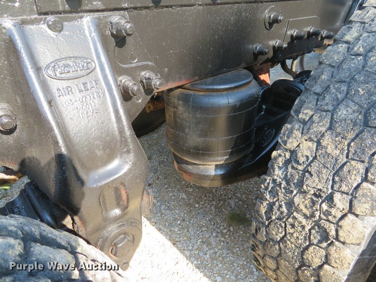 image for item DE8264 2001 Peterbilt 385 semi truck