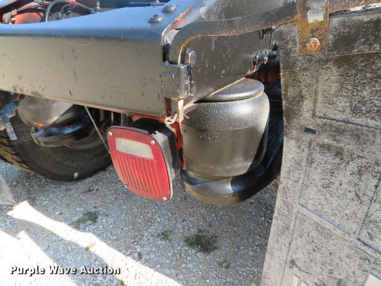 image for item DE8264 2001 Peterbilt 385 semi truck