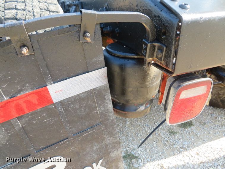 image for item DE8264 2001 Peterbilt 385 semi truck