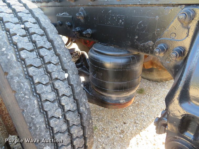 image for item DE8264 2001 Peterbilt 385 semi truck