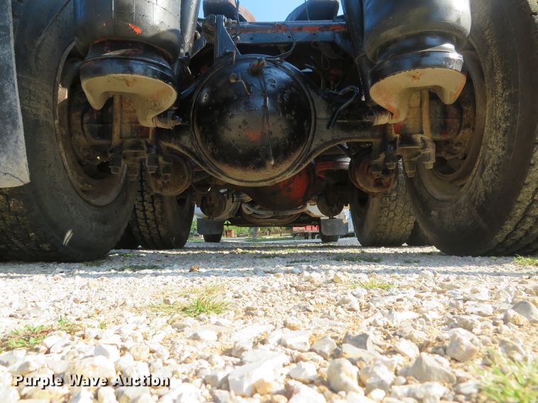 image for item DE8264 2001 Peterbilt 385 semi truck