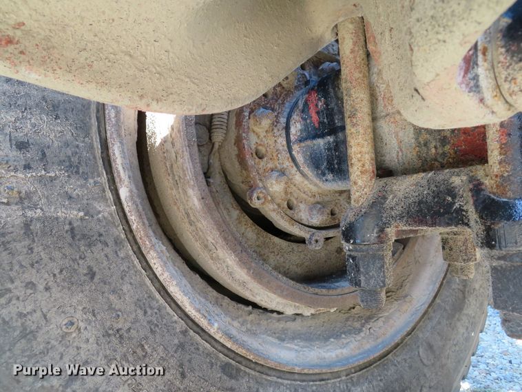 image for item DE8264 2001 Peterbilt 385 semi truck