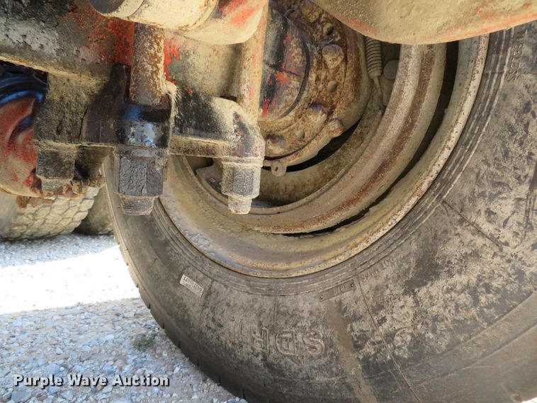 image for item DE8264 2001 Peterbilt 385 semi truck