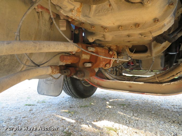 image for item DE8264 2001 Peterbilt 385 semi truck