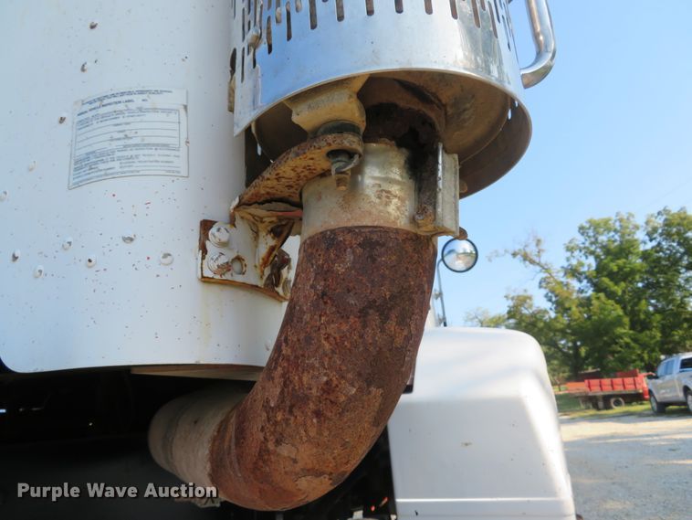 image for item DE8264 2001 Peterbilt 385 semi truck