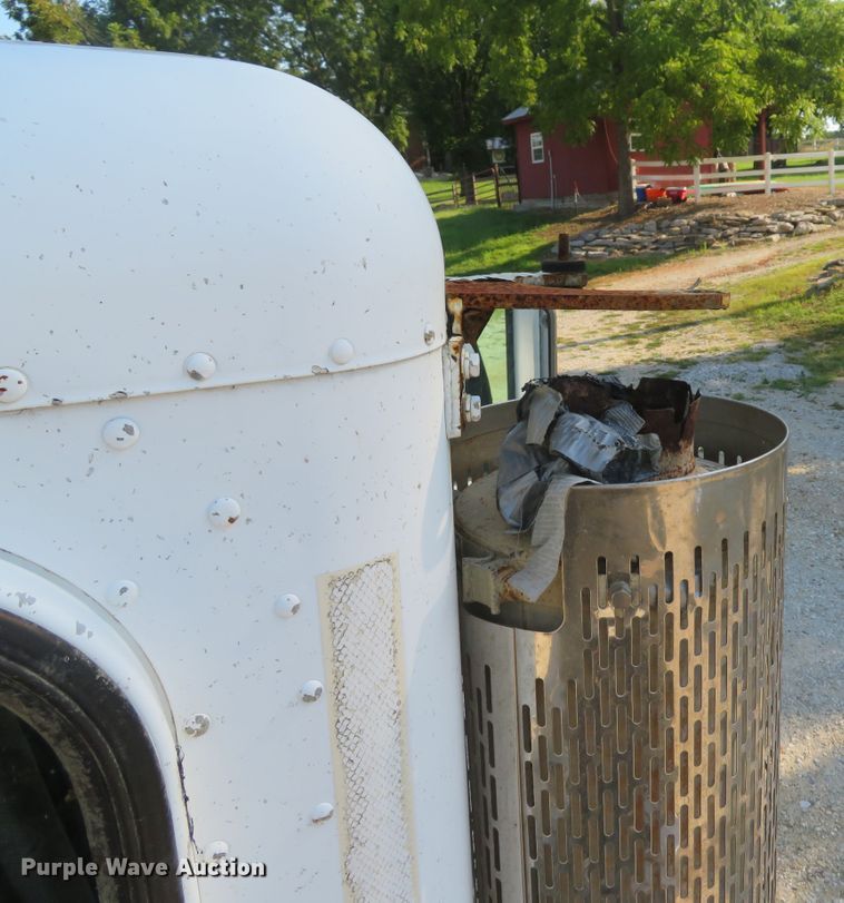 image for item DE8264 2001 Peterbilt 385 semi truck