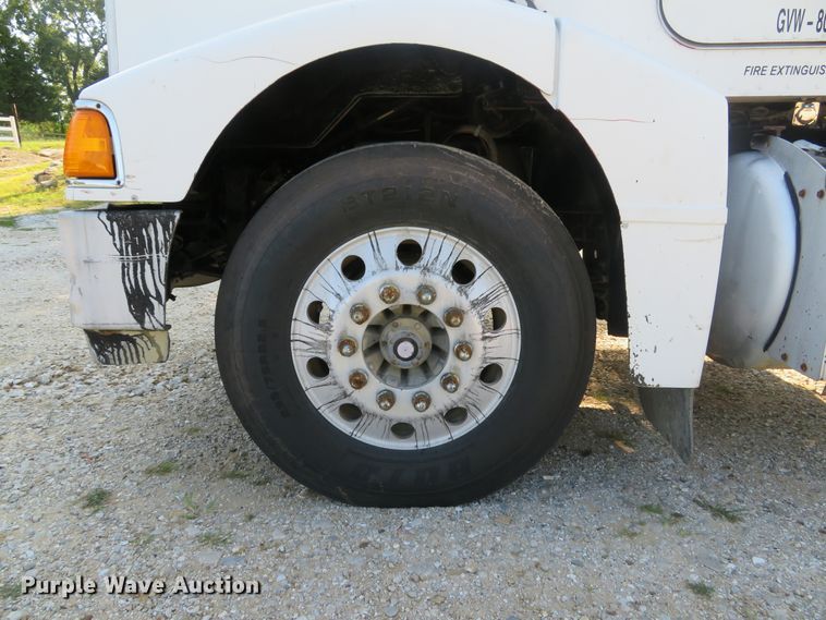 image for item DE8264 2001 Peterbilt 385 semi truck