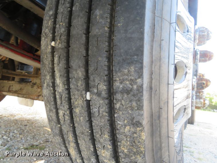 image for item DE8264 2001 Peterbilt 385 semi truck