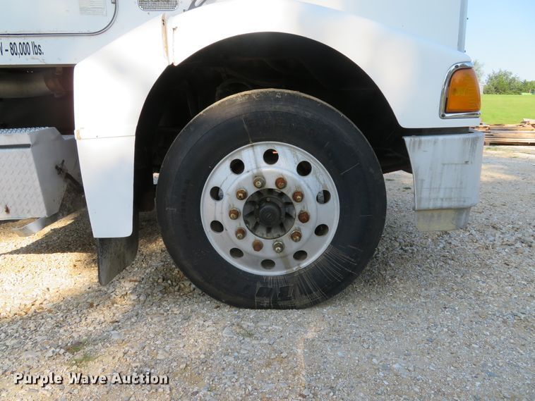 image for item DE8264 2001 Peterbilt 385 semi truck