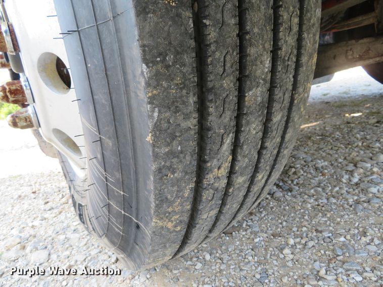 image for item DE8264 2001 Peterbilt 385 semi truck