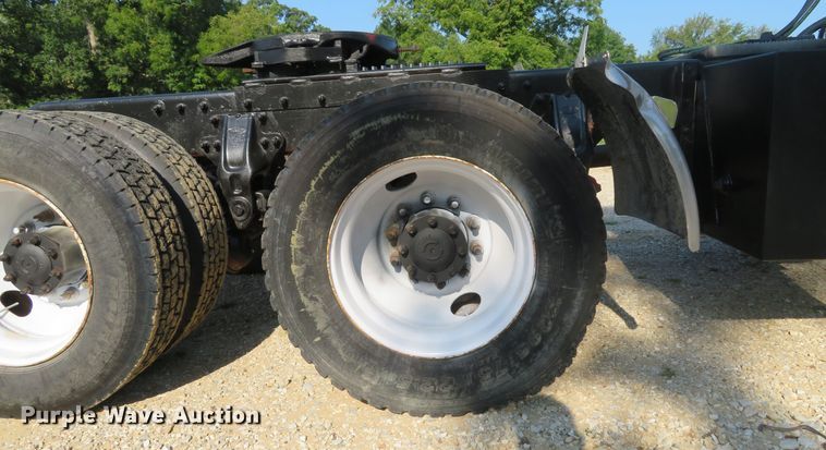 image for item DE8264 2001 Peterbilt 385 semi truck