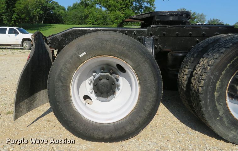 image for item DE8264 2001 Peterbilt 385 semi truck