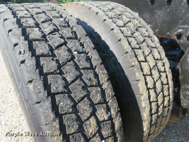 image for item DE8264 2001 Peterbilt 385 semi truck