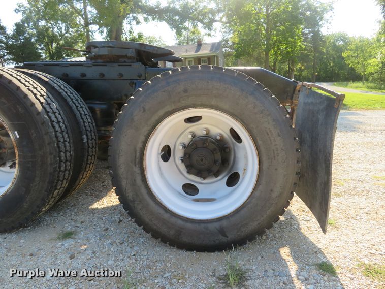 image for item DE8264 2001 Peterbilt 385 semi truck