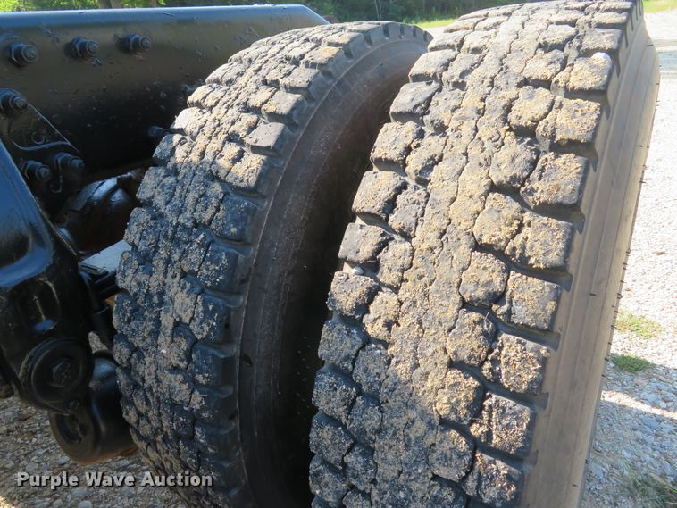 image for item DE8264 2001 Peterbilt 385 semi truck