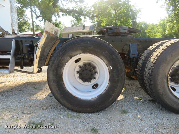 image for item DE8264 2001 Peterbilt 385 semi truck