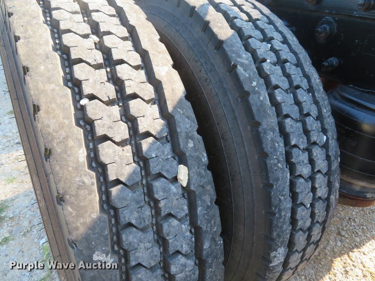 image for item DE8264 2001 Peterbilt 385 semi truck