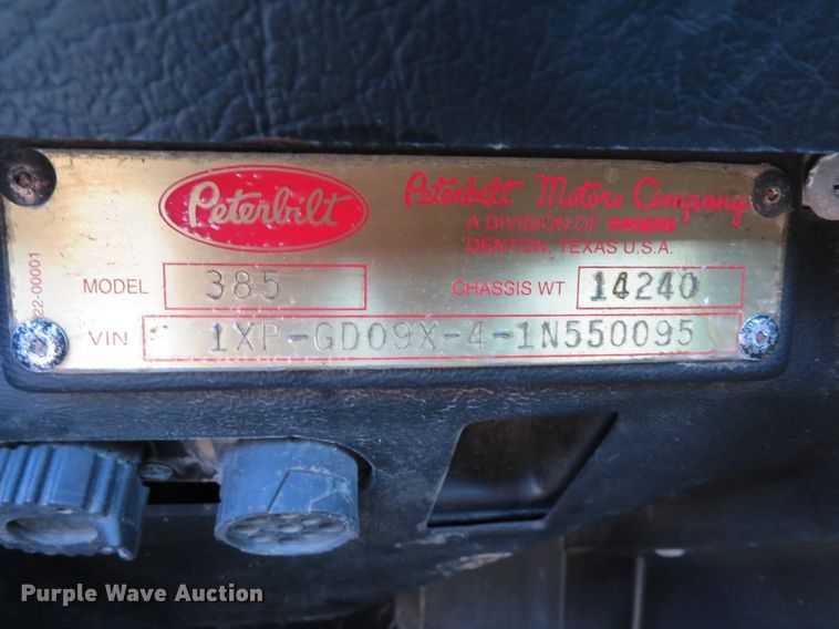image for item DE8264 2001 Peterbilt 385 semi truck