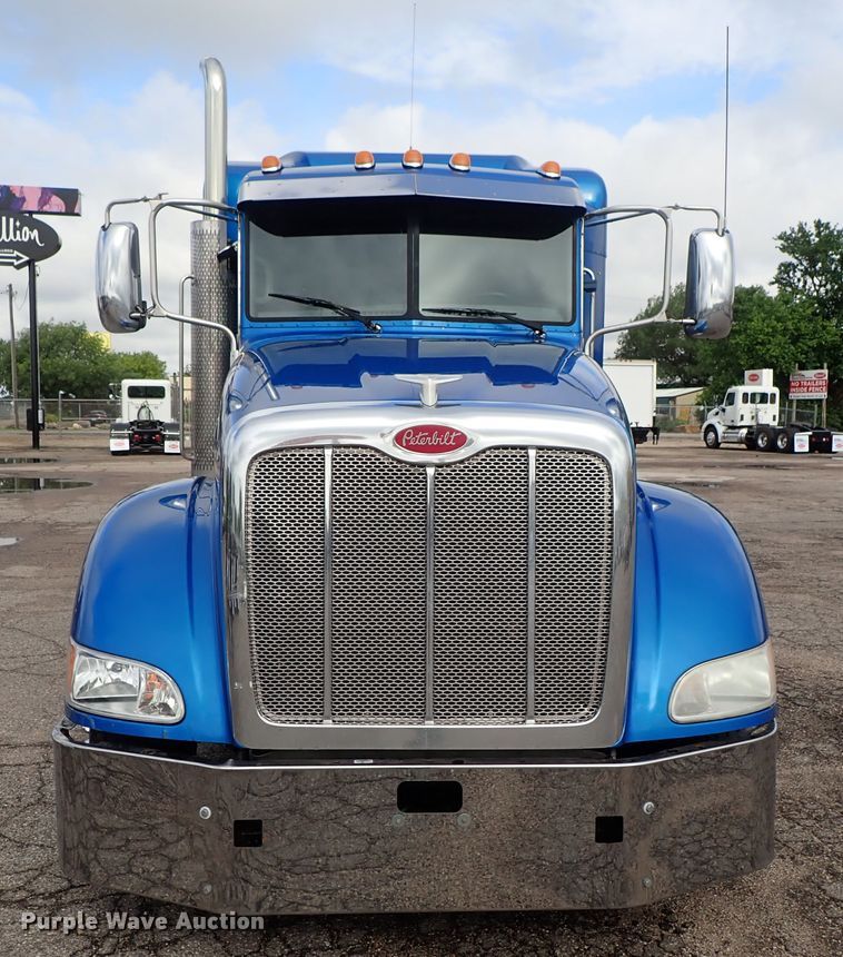 image for item DF1237 2013 Peterbilt 386 semi truck