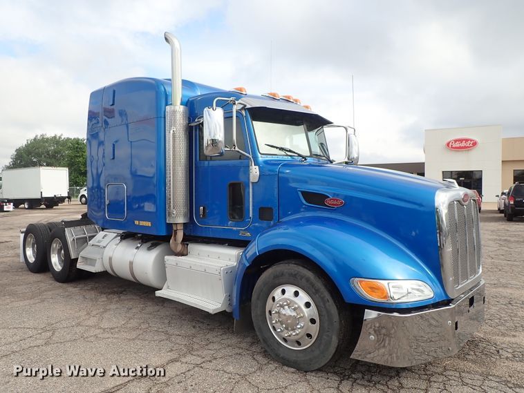 image for item DF1237 2013 Peterbilt 386 semi truck
