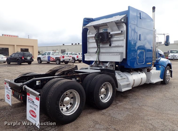 image for item DF1237 2013 Peterbilt 386 semi truck