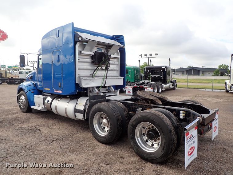 image for item DF1237 2013 Peterbilt 386 semi truck