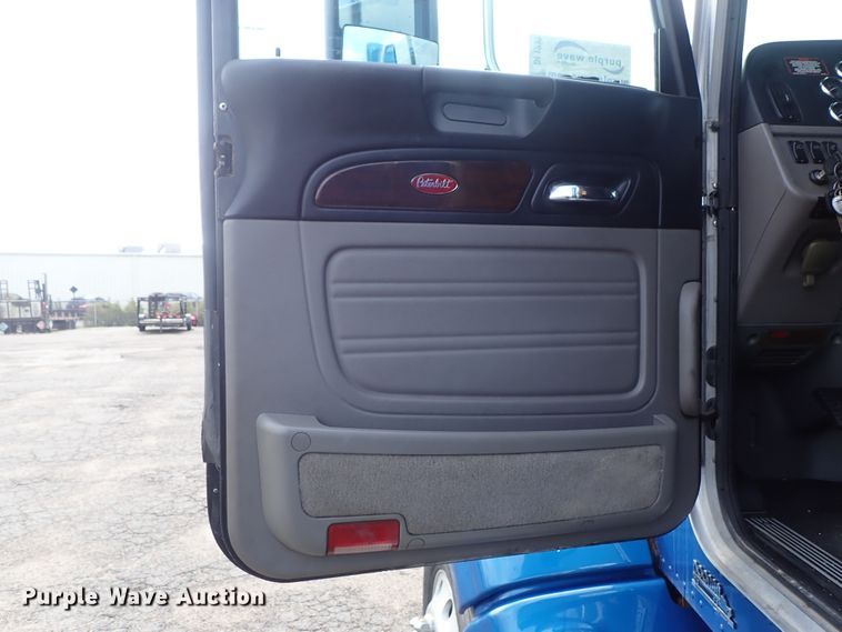 image for item DF1237 2013 Peterbilt 386 semi truck