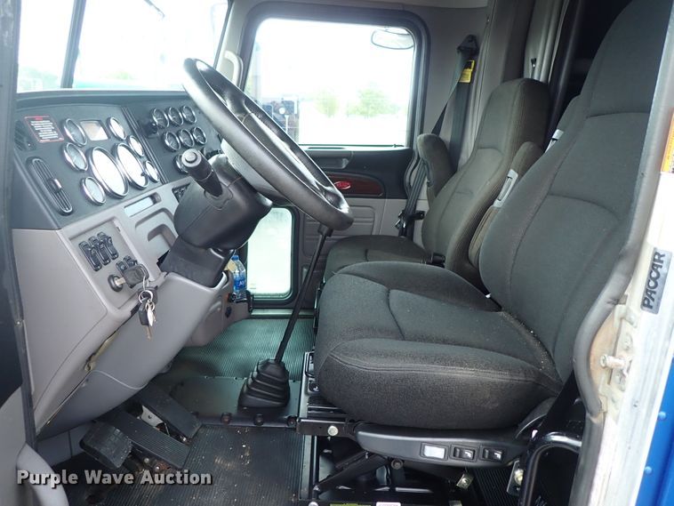 image for item DF1237 2013 Peterbilt 386 semi truck