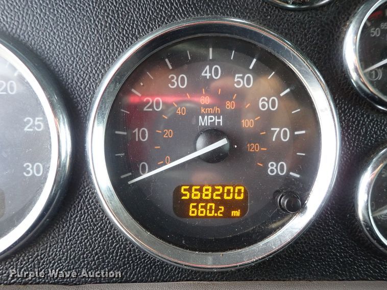 image for item DF1237 2013 Peterbilt 386 semi truck