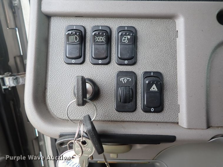 image for item DF1237 2013 Peterbilt 386 semi truck