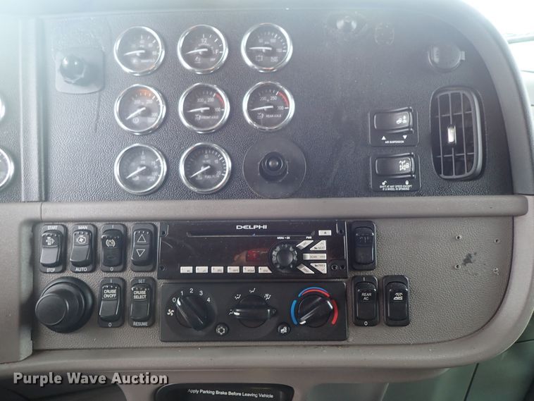 image for item DF1237 2013 Peterbilt 386 semi truck