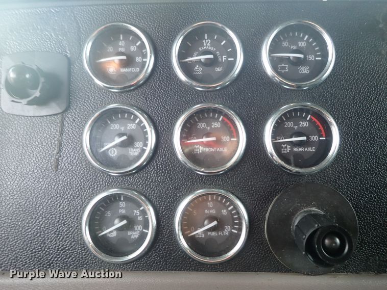 image for item DF1237 2013 Peterbilt 386 semi truck